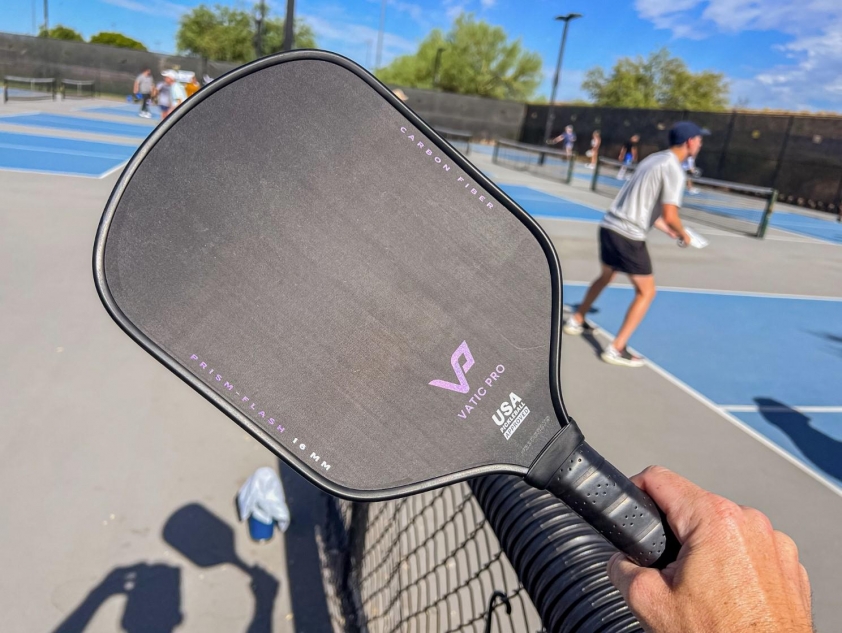 Vợt pickleball Vatic Pro Prism Flash trong trận đấu